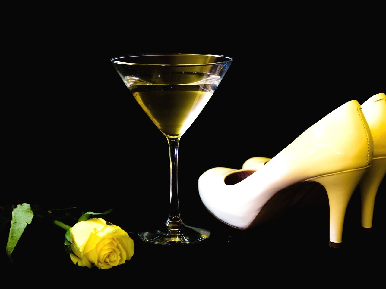Обои роза, бокал, туфли, мартини, rose, glass, shoes, martini разрешение 2048x1365 Загрузить