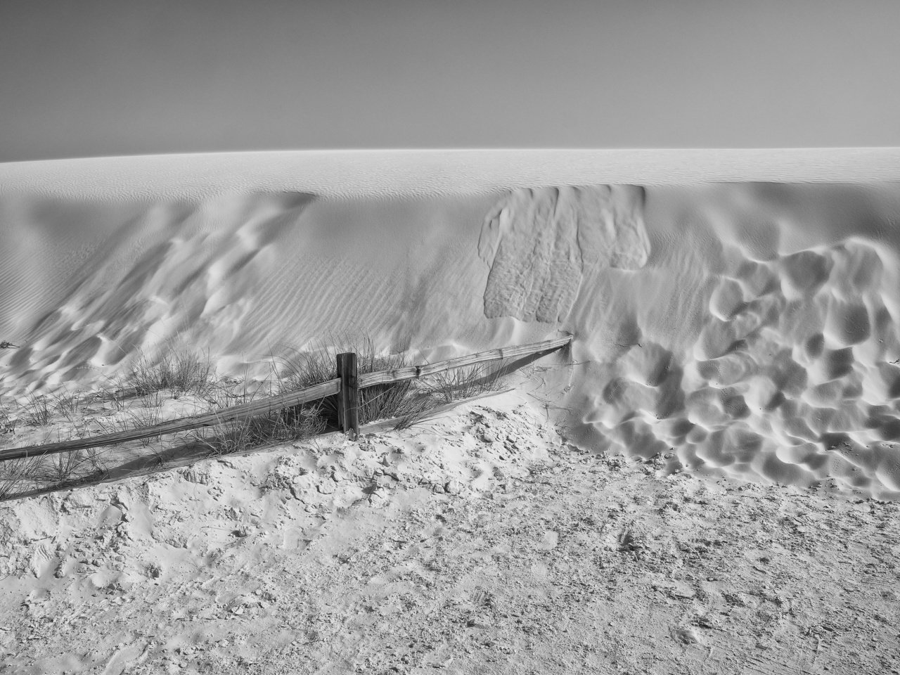 Обои песок, забор, чёрно-белое, дюны, sand, the fence, black and white, dunes разрешение 2880x1920 Загрузить