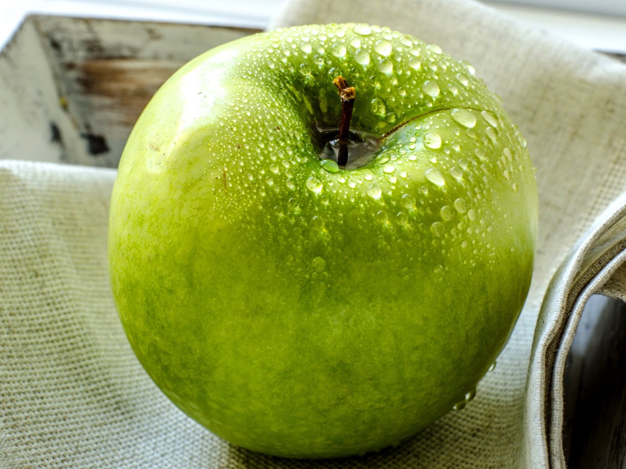 Обои вода, капли, фрукты, яблоко, зеленое яблоко, water, drops, fruit, apple, green apple разрешение 2560x1600 Загрузить