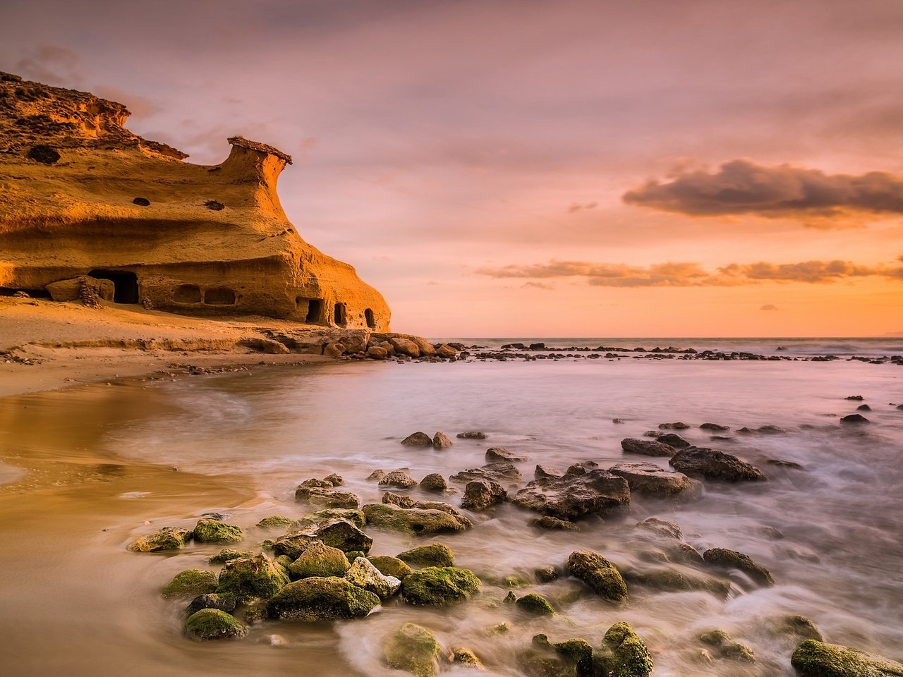 Обои небо, облака, скалы, берег, закат, море, the sky, clouds, rocks, shore, sunset, sea разрешение 2048x1121 Загрузить