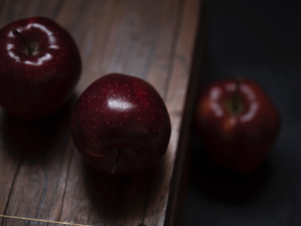 Обои фрукты, яблоки, плоды, деревянная поверхность, fruit, apples, wooden surface разрешение 6016x4016 Загрузить