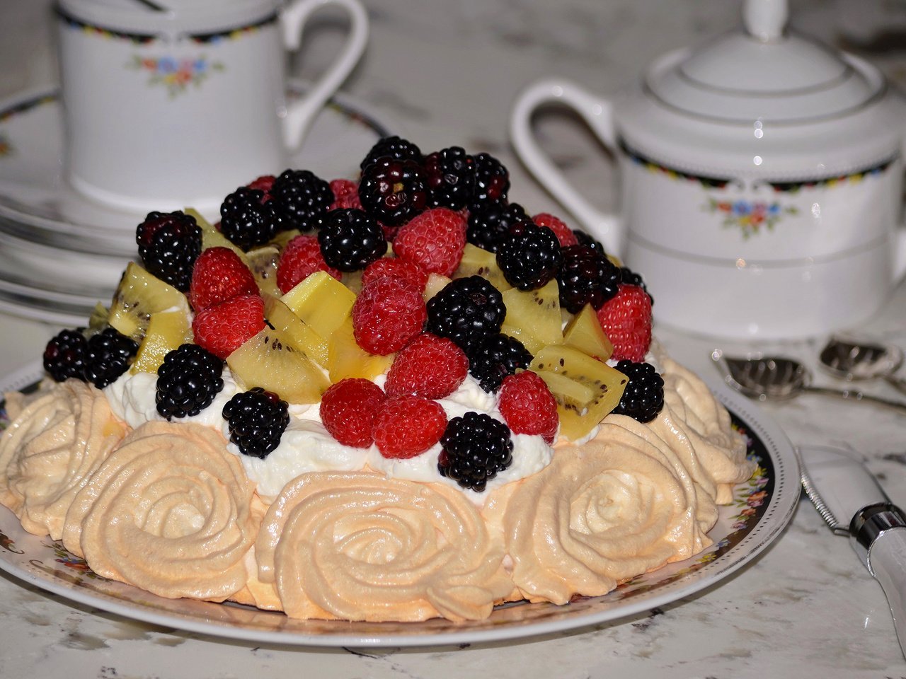 Обои стол, ягоды, торт, безе, table, berries, cake, meringue разрешение 4200x2500 Загрузить