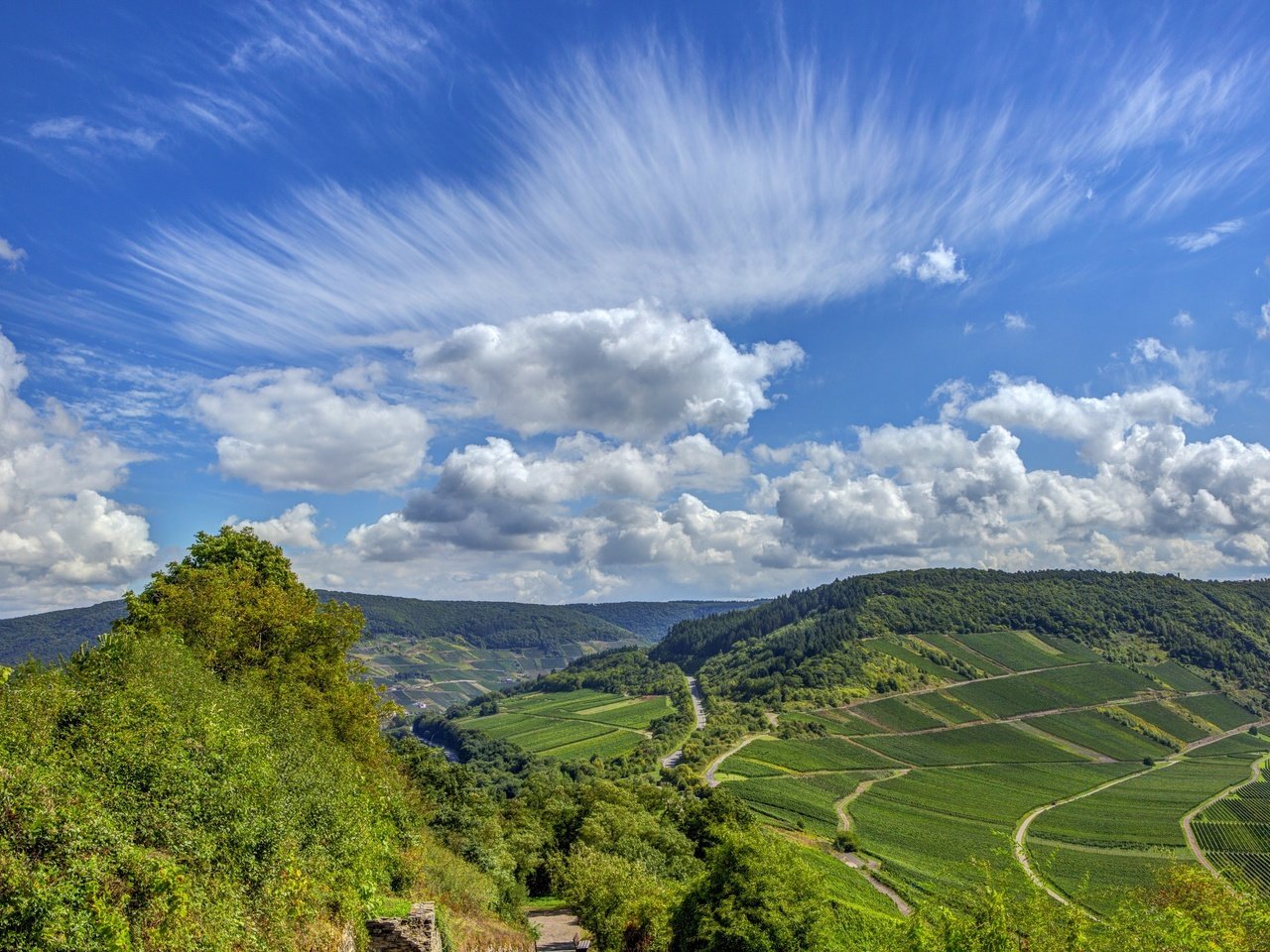 Обои небо, дорога, облака, деревья, холмы, поля, германия, the sky, road, clouds, trees, hills, field, germany разрешение 3872x2557 Загрузить