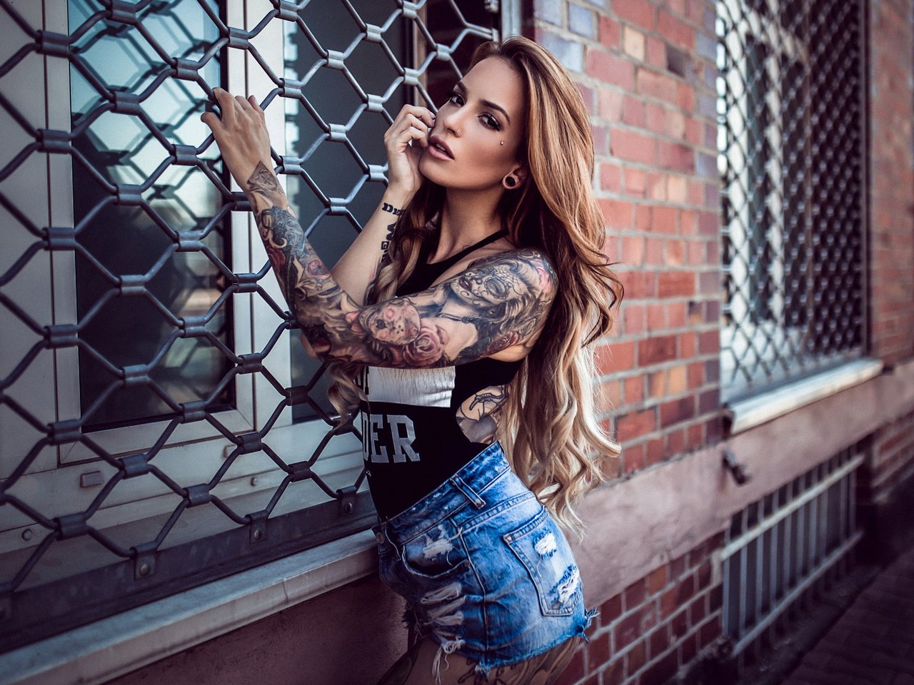 Обои девушка, брюнетка, татуировки, майка, шорты, шорты., girl, brunette, tattoo, mike, shorts, shorts. разрешение 2560x1600 Загрузить