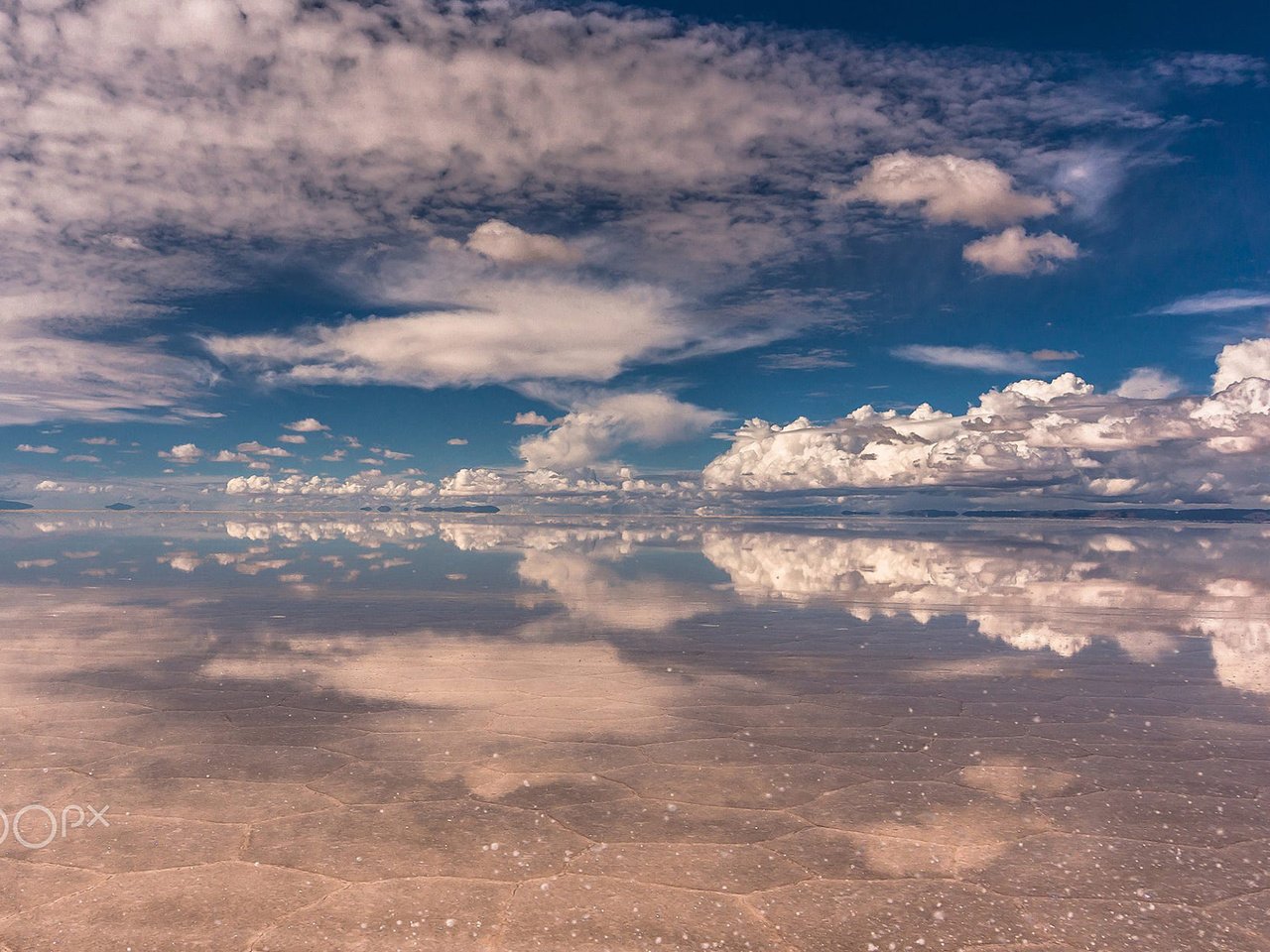 Обои небо, облака, вода, озеро, отражение, пейзаж, солончак, the sky, clouds, water, lake, reflection, landscape, saline разрешение 1920x1200 Загрузить