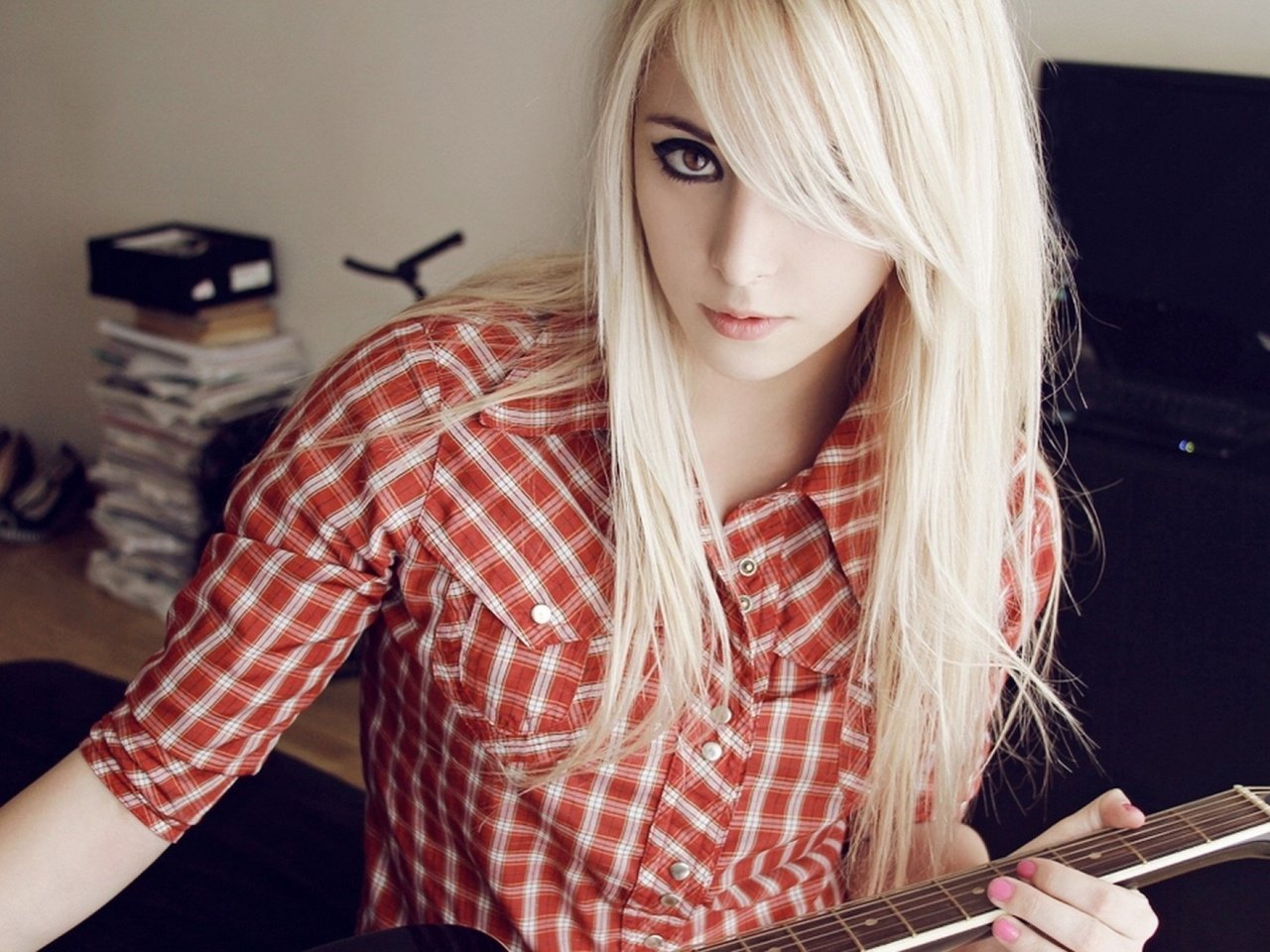 Обои девушка, блондинка, гитара, взгляд, комната, позирует, bessy, girl, blonde, guitar, look, room, posing разрешение 2560x1440 Загрузить