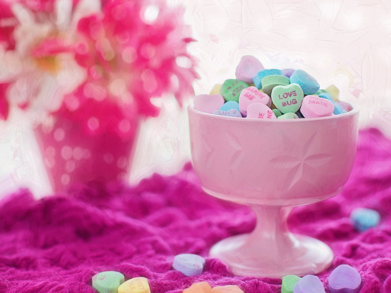 Обои конфеты, любовь, сердца, сердечки, сладкое, десерт, вазочка, candy, love, heart, hearts, sweet, dessert, vase разрешение 3840x2160 Загрузить
