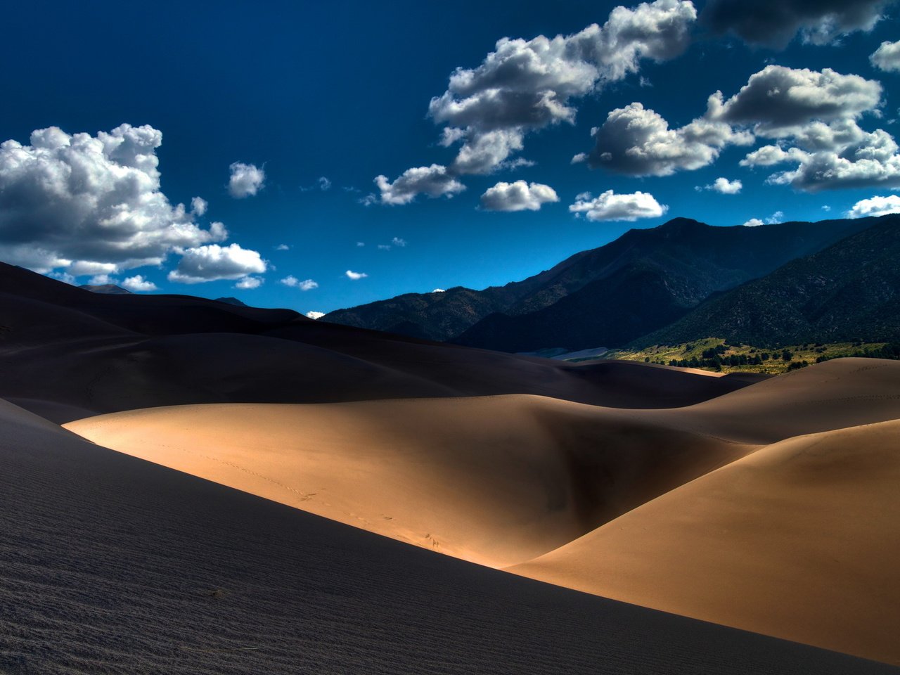 Обои небо, свет, облака, песок, пустыня, дюны, the sky, light, clouds, sand, desert, dunes разрешение 2560x1600 Загрузить