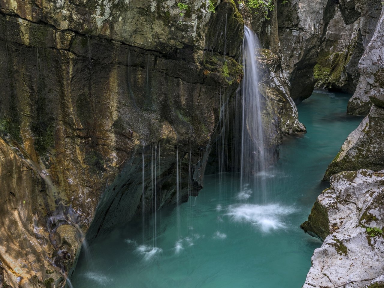 Обои вода, река, скалы, водопад, голубая, water, river, rocks, waterfall, blue разрешение 2048x1365 Загрузить