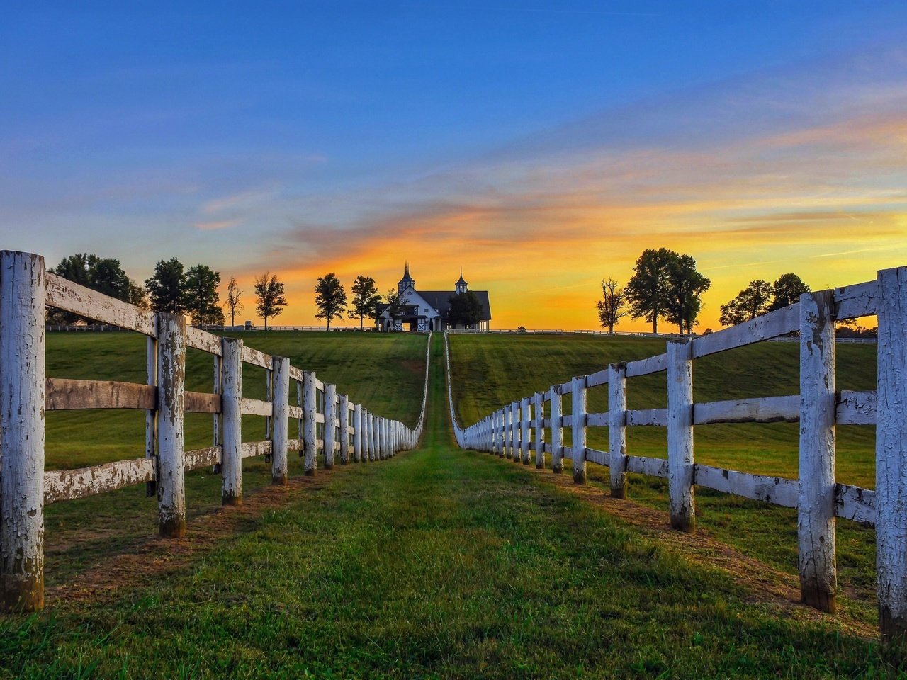 Обои небо, трава, деревья, утро, поле, забор, дом, the sky, grass, trees, morning, field, the fence, house разрешение 2560x1600 Загрузить