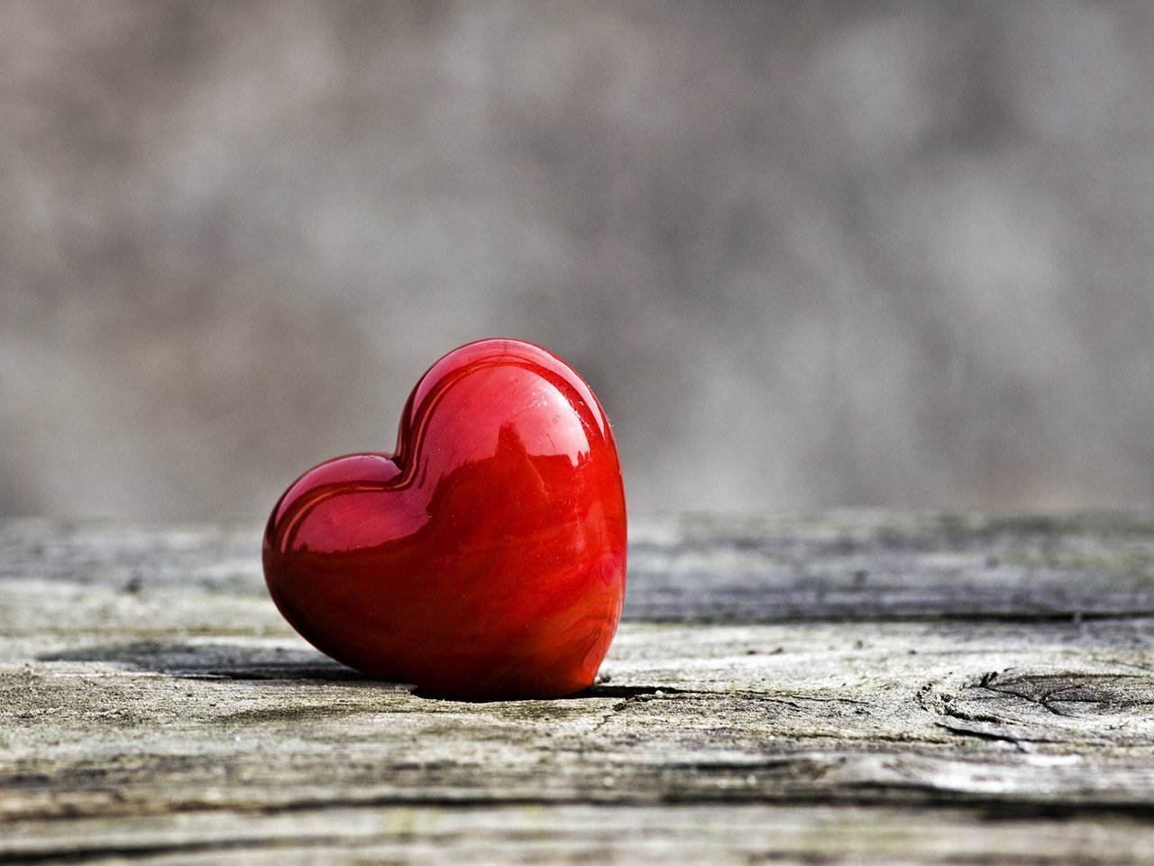 Обои сердечко, сердце, любовь, красное сердце, деревянная поверхность, любовь сердце, heart, love, red heart, wooden surface разрешение 1920x1200 Загрузить