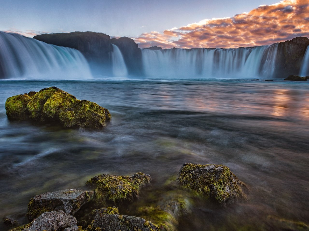 Обои небо, водопад годафосс, облака, вода, природа, камни, водопад, поток, исландия, the sky, clouds, water, nature, stones, waterfall, stream, iceland разрешение 2048x1272 Загрузить