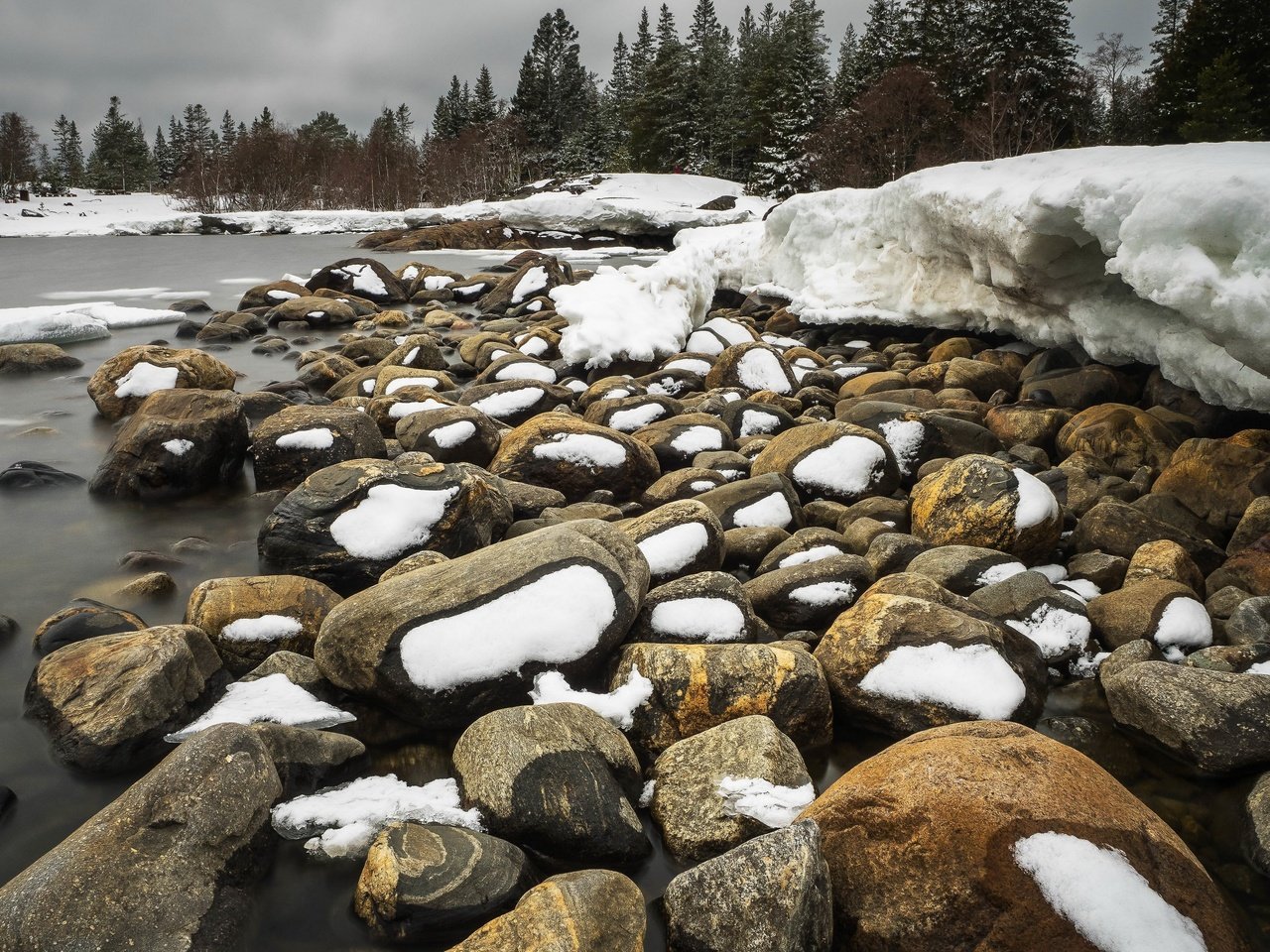 Обои река, снег, камни, river, snow, stones разрешение 3840x2160 Загрузить