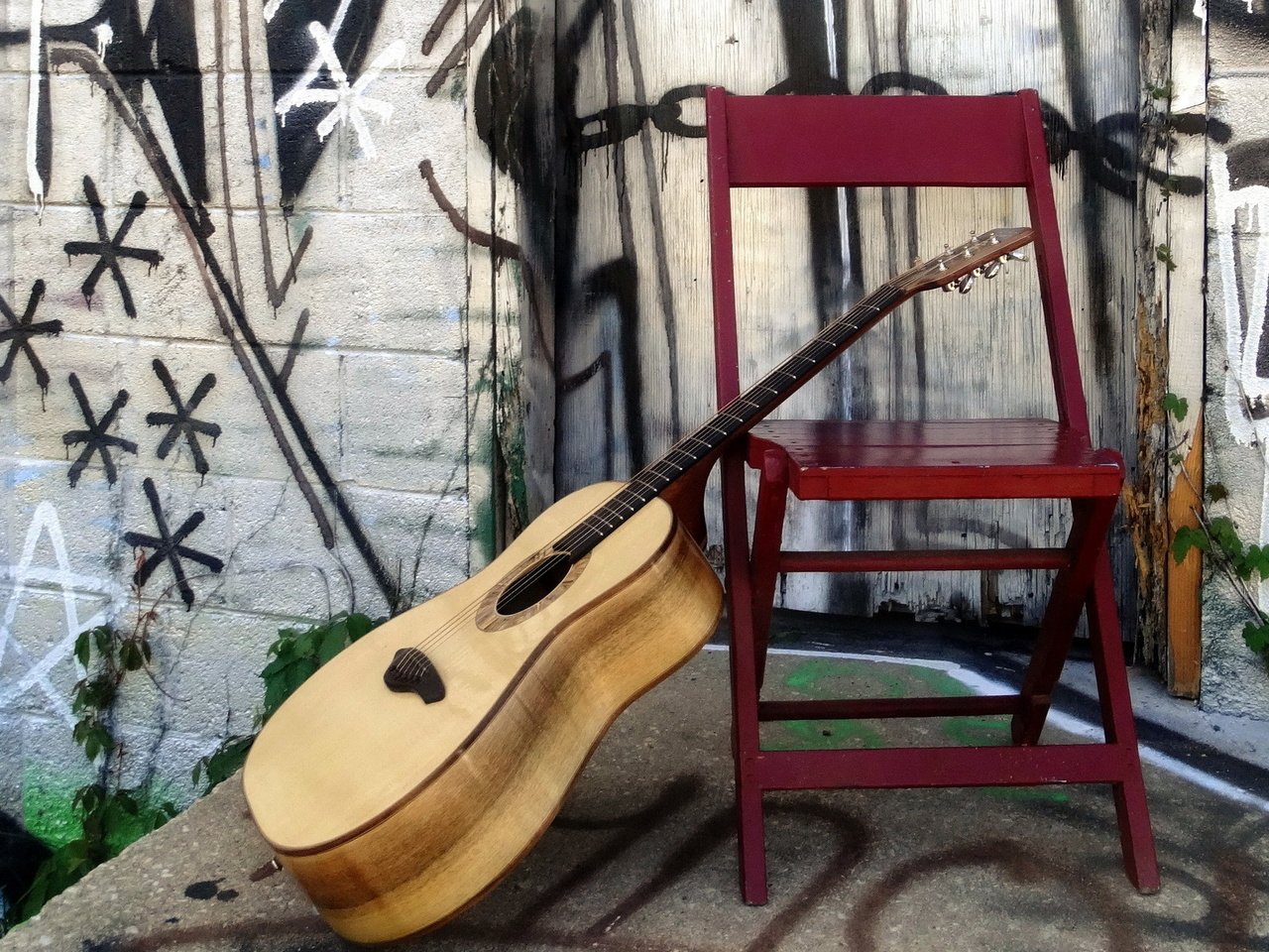 Обои гитара, стена, струны, стул, музыкальный инструмент, guitar, wall, strings, chair, musical instrument разрешение 1920x1200 Загрузить