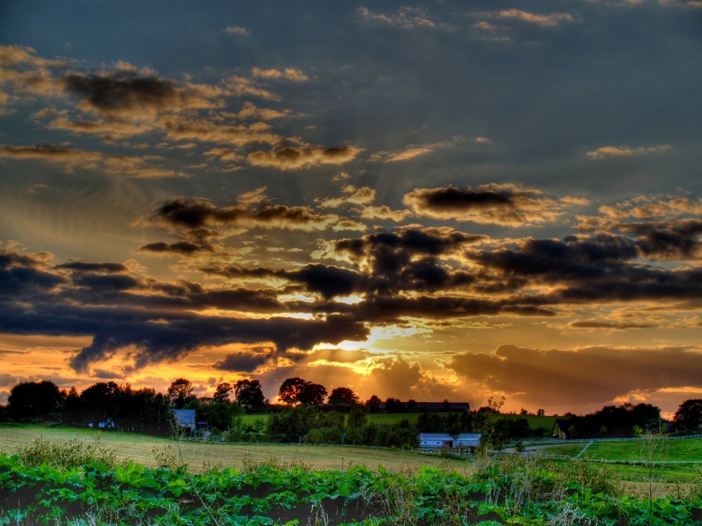 Обои облака, солнце, деревня, hdr, clouds, the sun, village разрешение 2500x1871 Загрузить