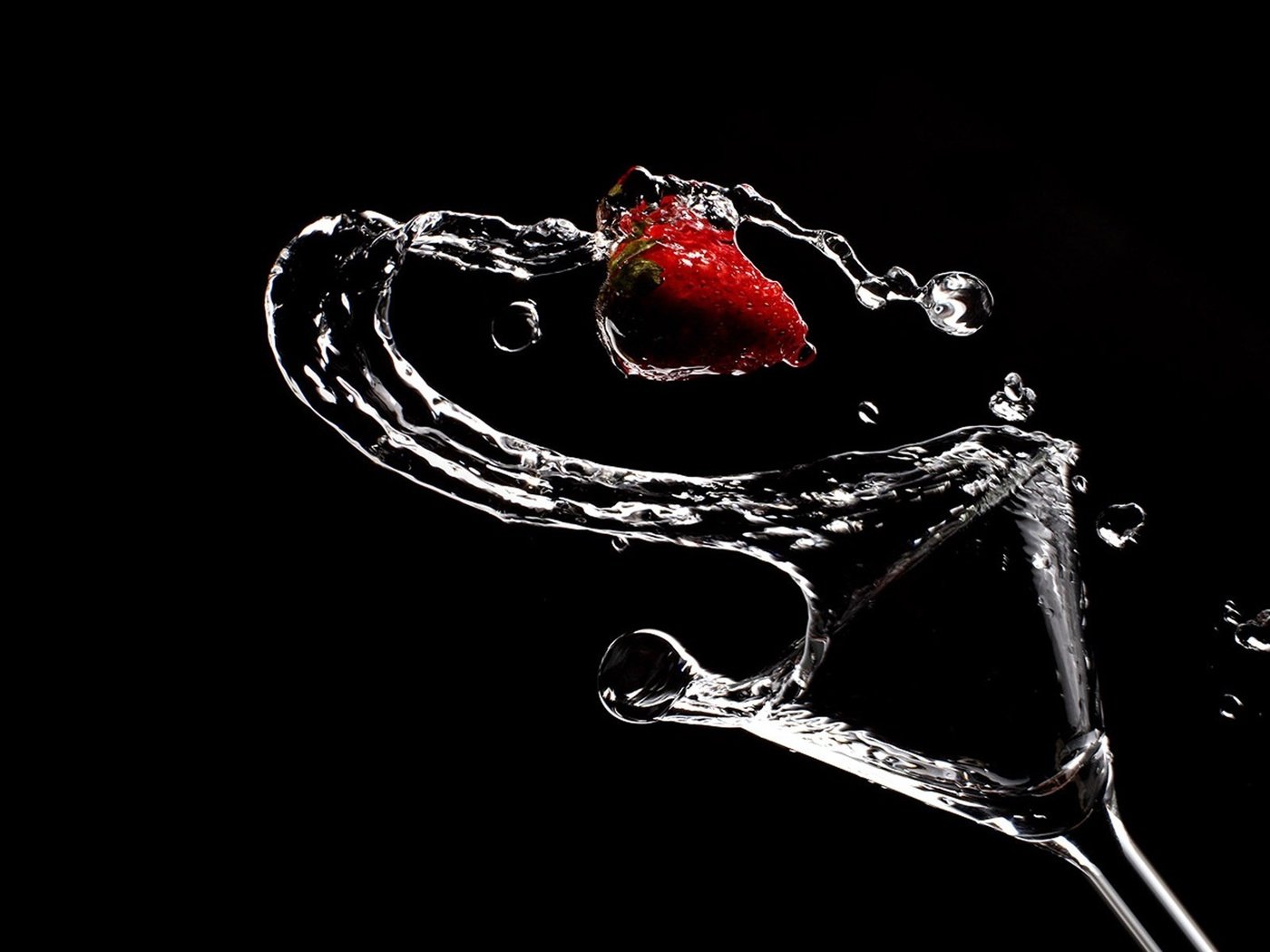 Обои вода, клубника, черный, бокал, water, strawberry, black, glass разрешение 1920x1200 Загрузить