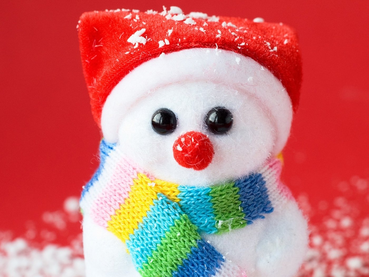 Обои новый год, искусственный снег, зима, игрушка, снеговик, красный фон, колпак, шарфик, сувенир, new year, artificial snow, winter, toy, snowman, red background, cap, scarf, souvenir разрешение 2560x1600 Загрузить