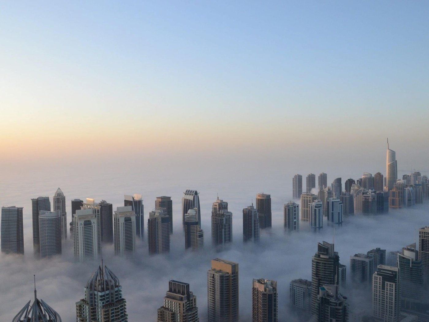 Обои утро, туман, высота, небоскребы, прохлада, дубаи, morning, fog, height, skyscrapers, cool, dubai разрешение 1920x1200 Загрузить