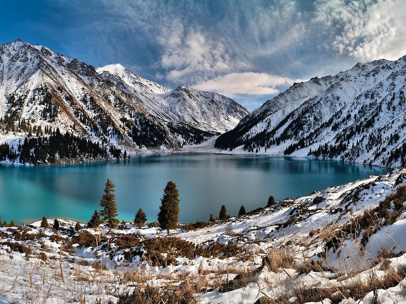 Обои озеро в заснеженных горах, lake in the snowy mountains разрешение 2560x1600 Загрузить