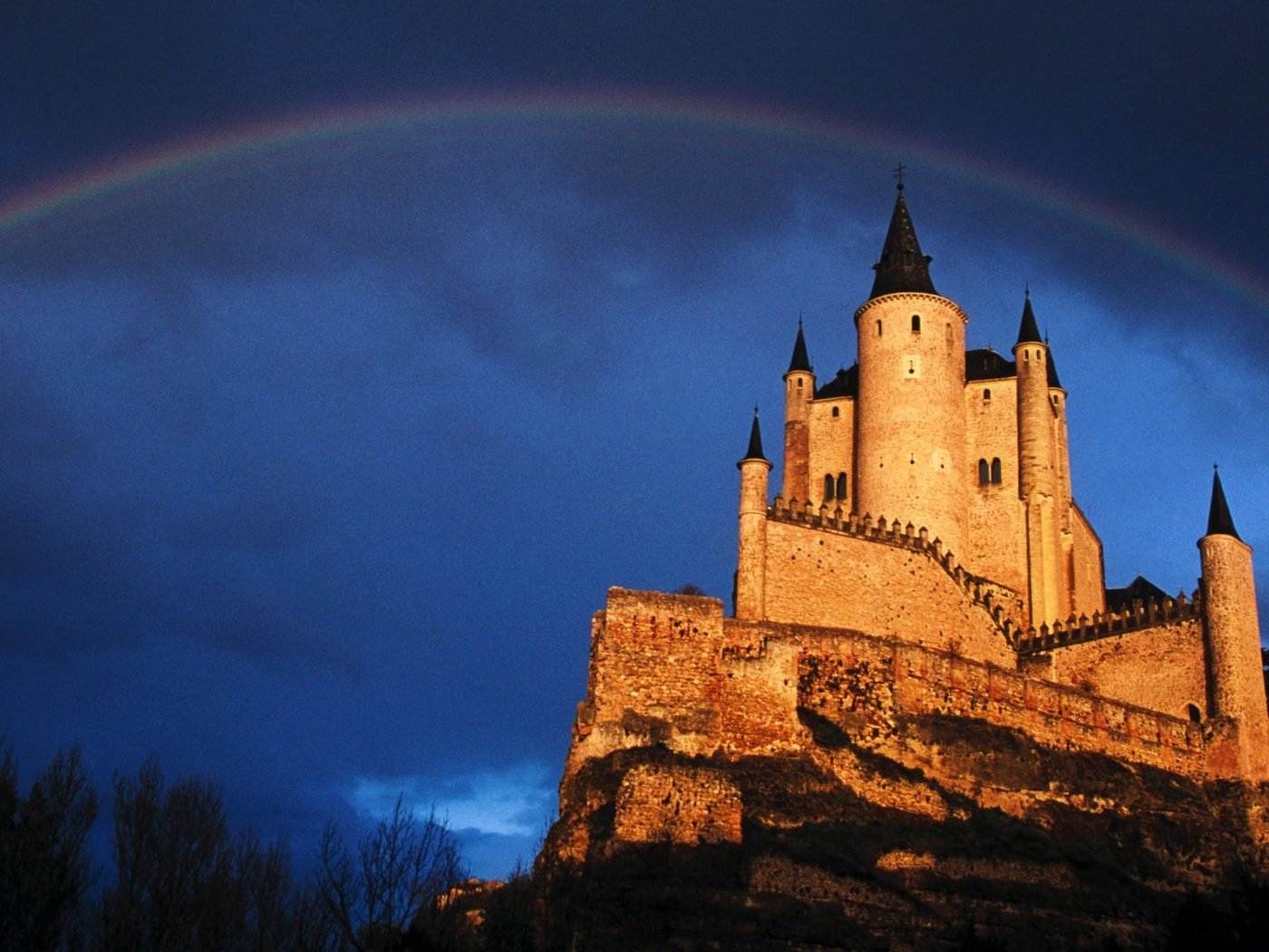 Обои фото замка из оранжевого камня и радуги, photo of the castle from the orange stone and the rainbow разрешение 1920x1080 Загрузить