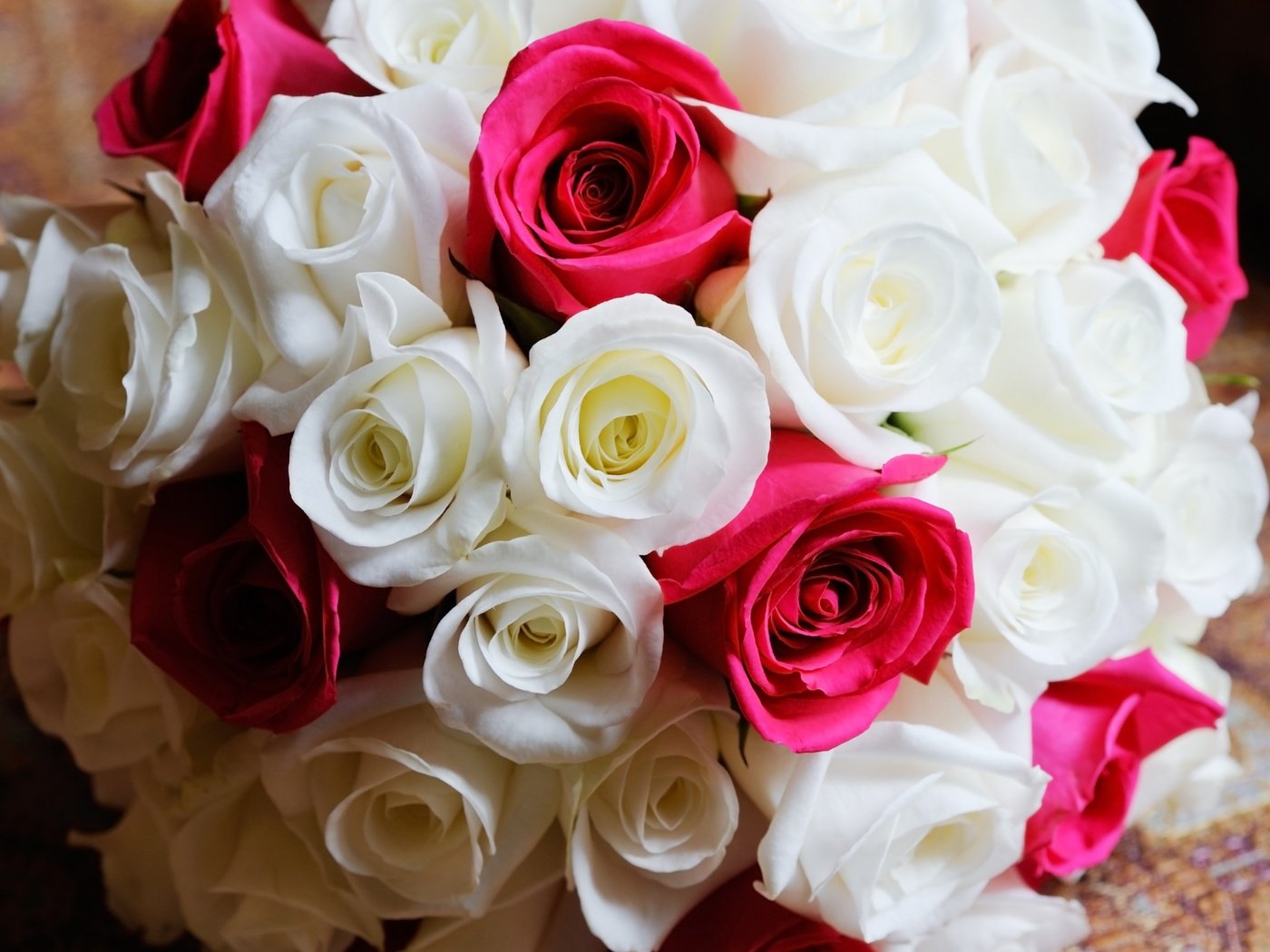 Обои цветы, розы, букет, розовые, белые, вам девушки, flowers, roses, bouquet, pink, white, you girls разрешение 2880x1800 Загрузить