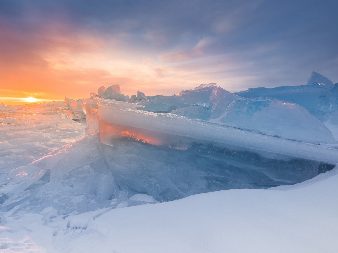 Обои озеро, солнце, зима, лёд, байкал, lake, the sun, winter, ice, baikal разрешение 2000x1335 Загрузить