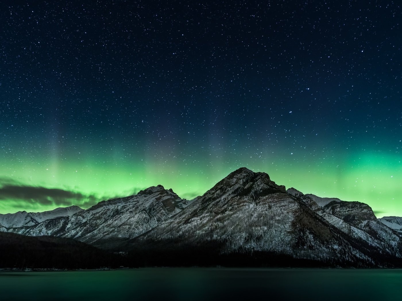 Обои небо, озеро, горы, отражение, звезды, северное сияние, the sky, lake, mountains, reflection, stars, northern lights разрешение 2048x1152 Загрузить