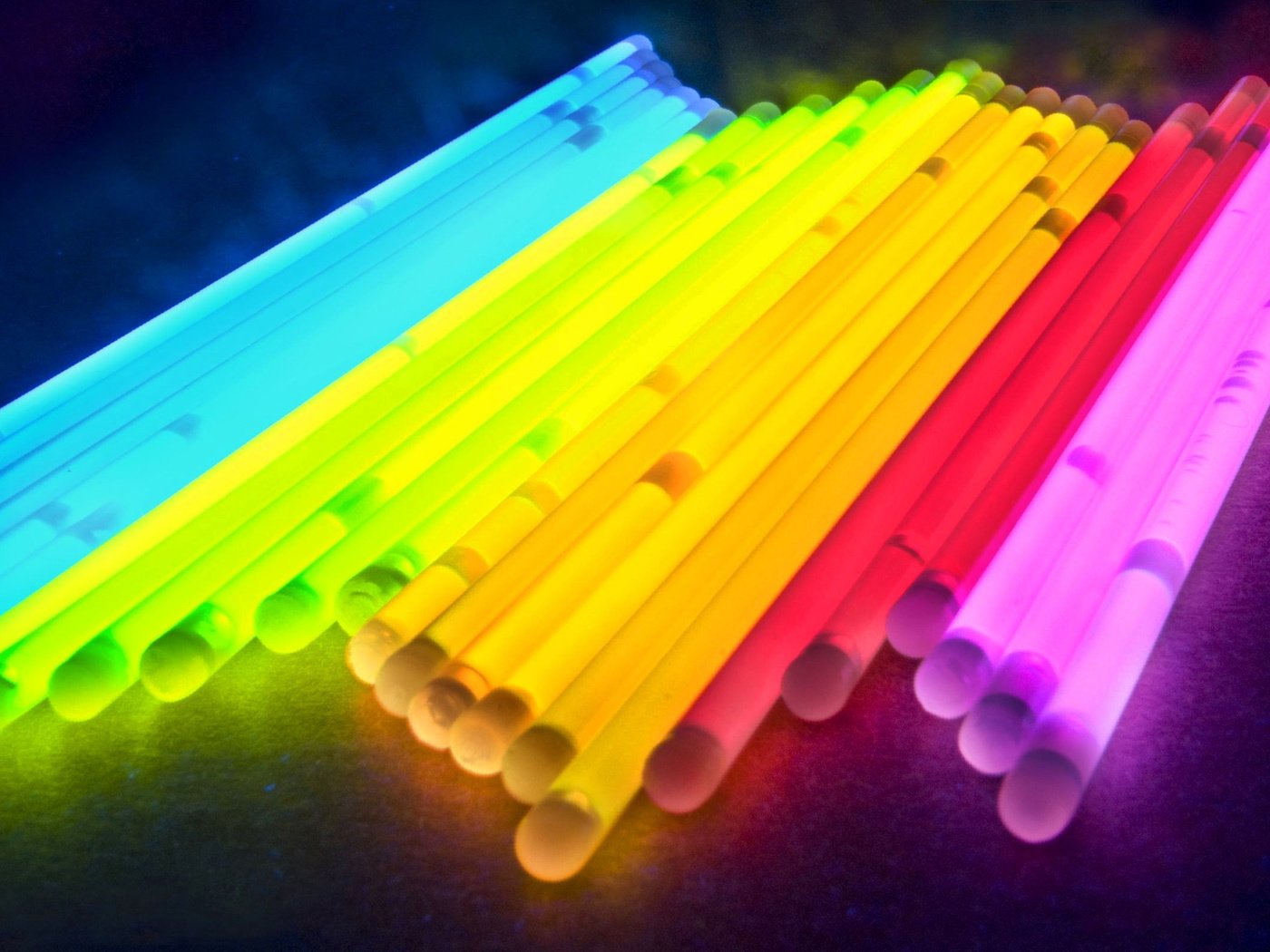 Обои свет, абстракция, цвет, свечение, палочки, трубочки, глау, light, abstraction, color, glow, sticks, tube разрешение 2560x1600 Загрузить