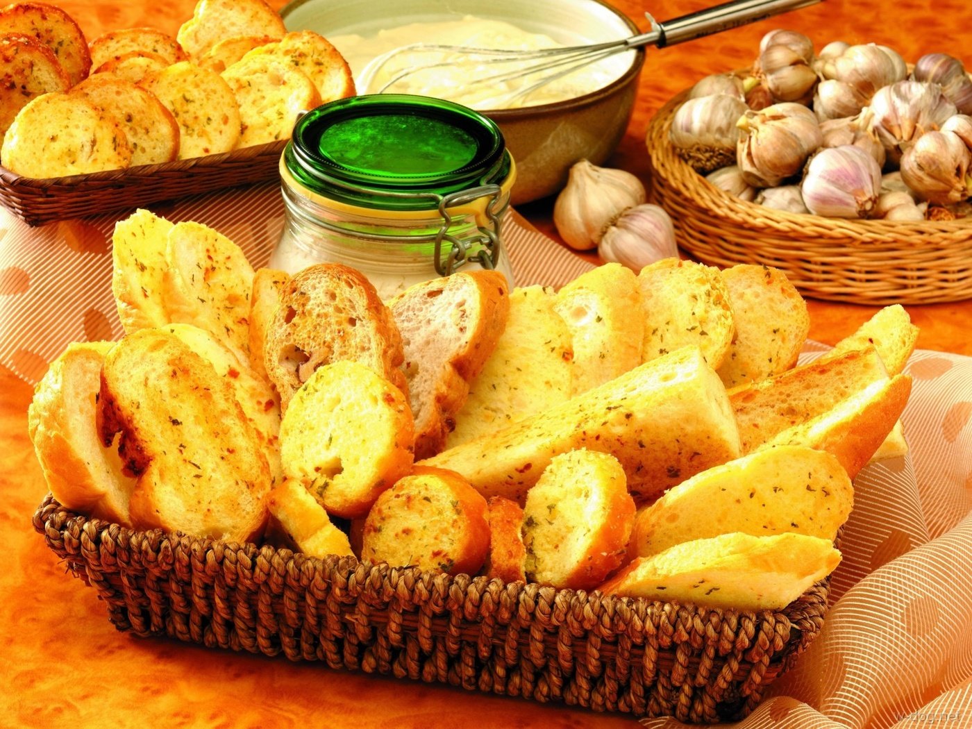 Обои хлеб, багет, кусочки, выпечка, чеснок, сухарики, приправа, гренки, bread, baguette, pieces, cakes, garlic, crackers, seasoning, croutons разрешение 1920x1440 Загрузить