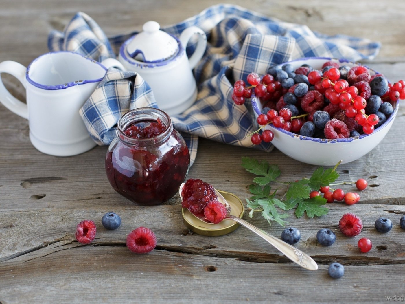 Обои малина, джем, ягоды, черника, натюрморт, смородина, клюква, raspberry, jam, berries, blueberries, still life, currants, cranberry разрешение 1920x1338 Загрузить