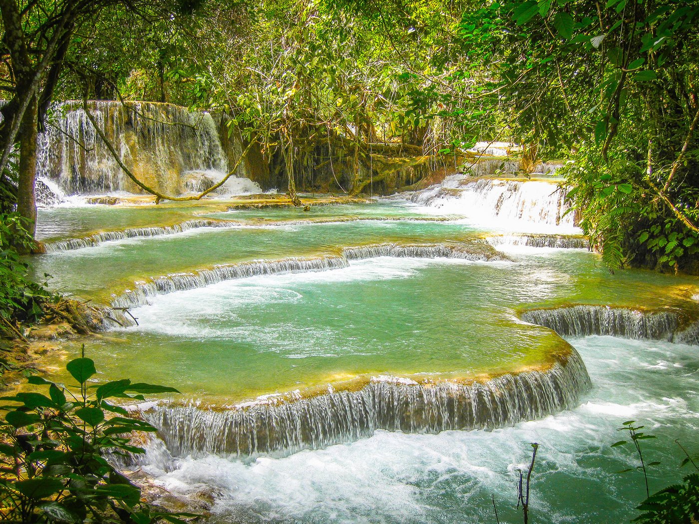 Обои деревья, скалы, природа, лес, водопад, лаос, kuang si waterfall, trees, rocks, nature, forest, waterfall, laos разрешение 2048x1365 Загрузить