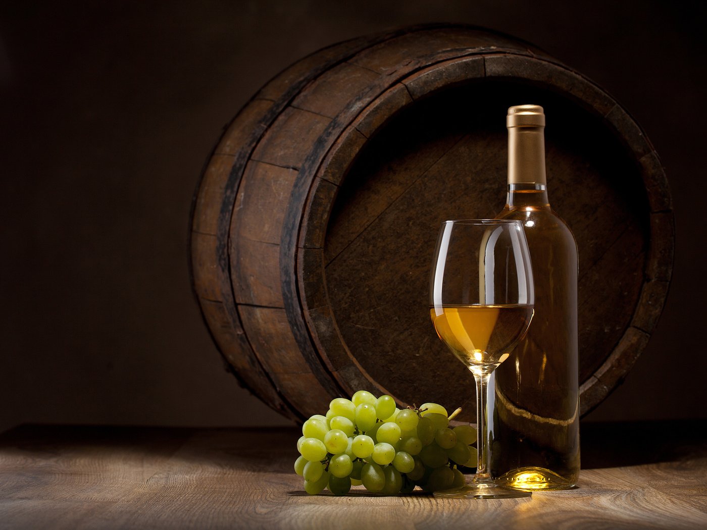Обои бокал, вино, белое, бутылка, лоза, бочка, glass, wine, white, bottle, vine, barrel разрешение 3000x2209 Загрузить