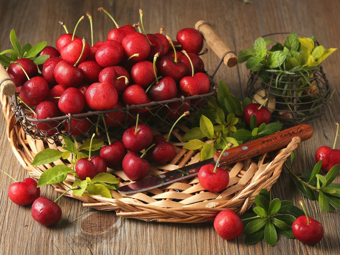 Обои мята, листья, красные, черешня, корзина, ягоды, вишня, нож, вишни, mint, leaves, red, cherry, basket, berries, knife разрешение 2043x1307 Загрузить