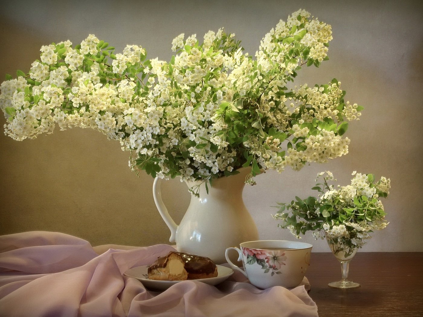 Обои букет, кувшин, пирожное, спирея, bouquet, pitcher, cake, spiraea разрешение 1920x1349 Загрузить