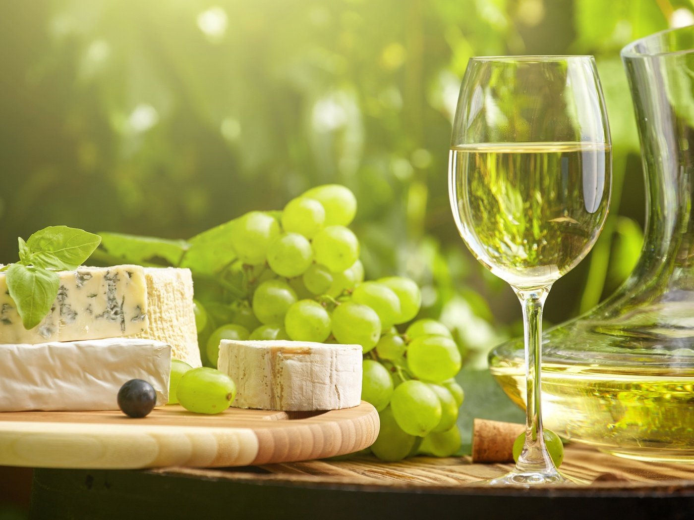 Обои солнце, виноград, сыр, вино, вина, брынза, the sun, grapes, cheese, wine разрешение 2880x1920 Загрузить