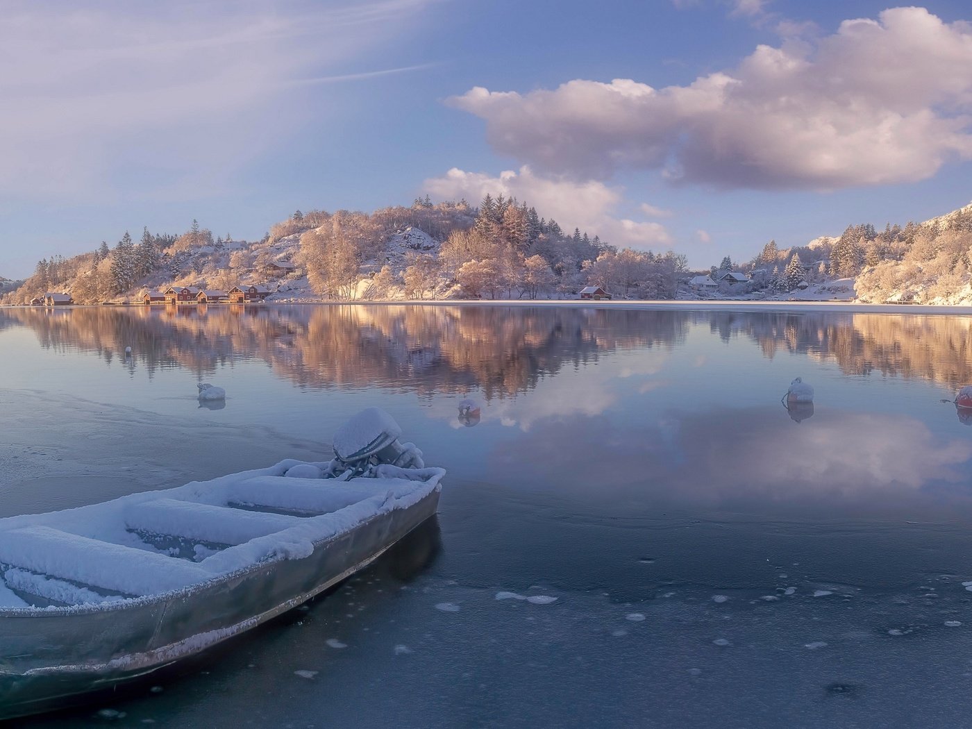 Обои озеро, зима, лодка, норвегия, норвегии, ругаланн, egersund, rogaland county, эйгерсунн, lake, winter, boat, norway, rogaland, eigersund разрешение 2880x1382 Загрузить