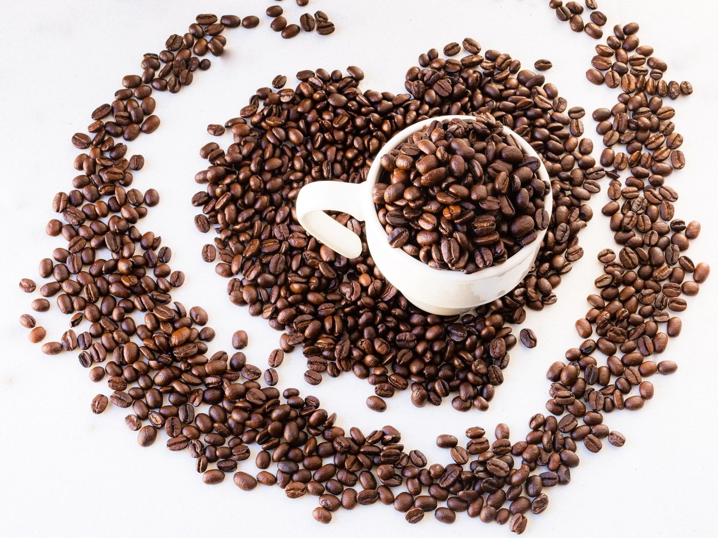 Обои зерна, кофе, сердце, белый фон, чашка, кофейные зерна, grain, coffee, heart, white background, cup, coffee beans разрешение 2048x1498 Загрузить