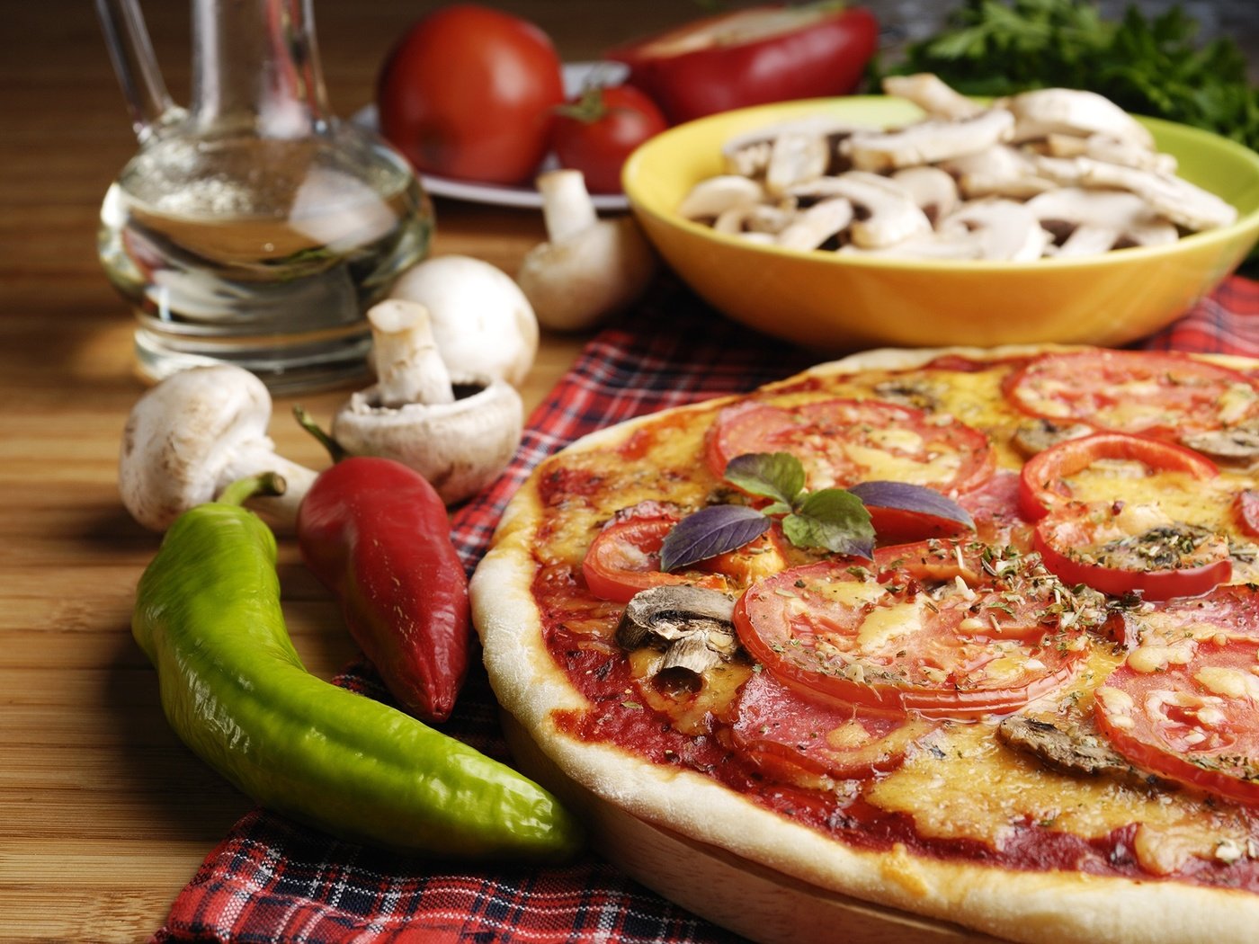Обои зелень, грибы, сыр, перец, пицца, greens, mushrooms, cheese, pepper, pizza разрешение 2000x1339 Загрузить