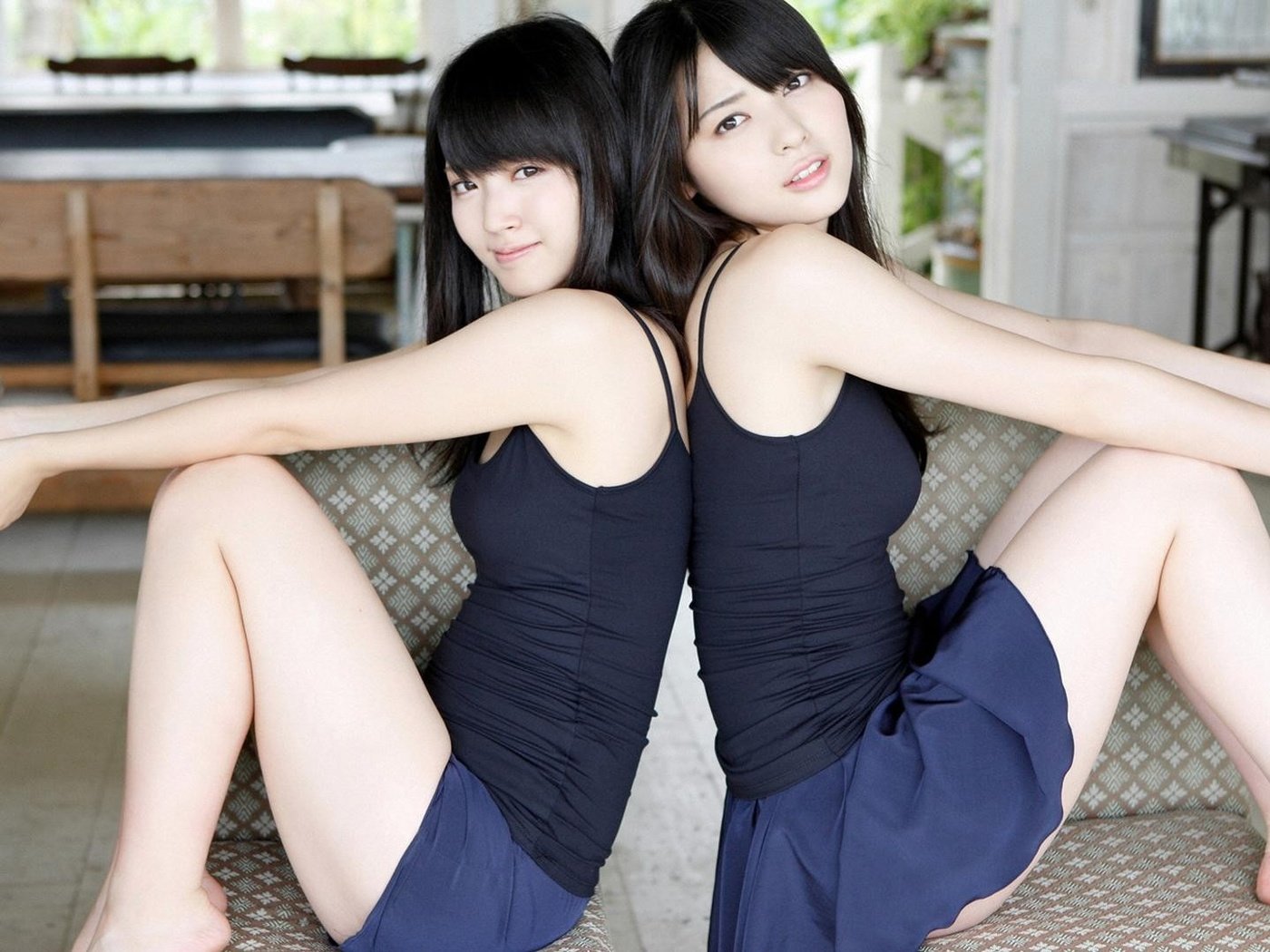 Japanese girl lesbian. Две девочки азиатки. Азиатские девочки лесби. Девушки азиатки брюнетки. Азиаточки лесбияночки в мини.