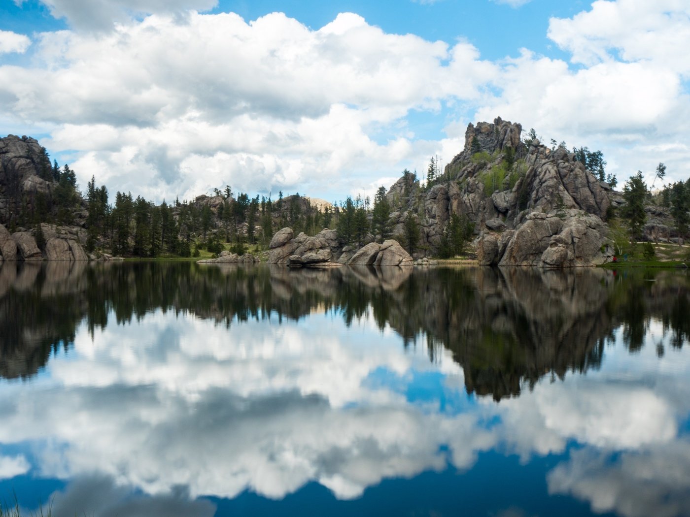 Обои небо, облака, озеро, скалы, природа, камни, отражение, пейзаж, the sky, clouds, lake, rocks, nature, stones, reflection, landscape разрешение 4608x3072 Загрузить