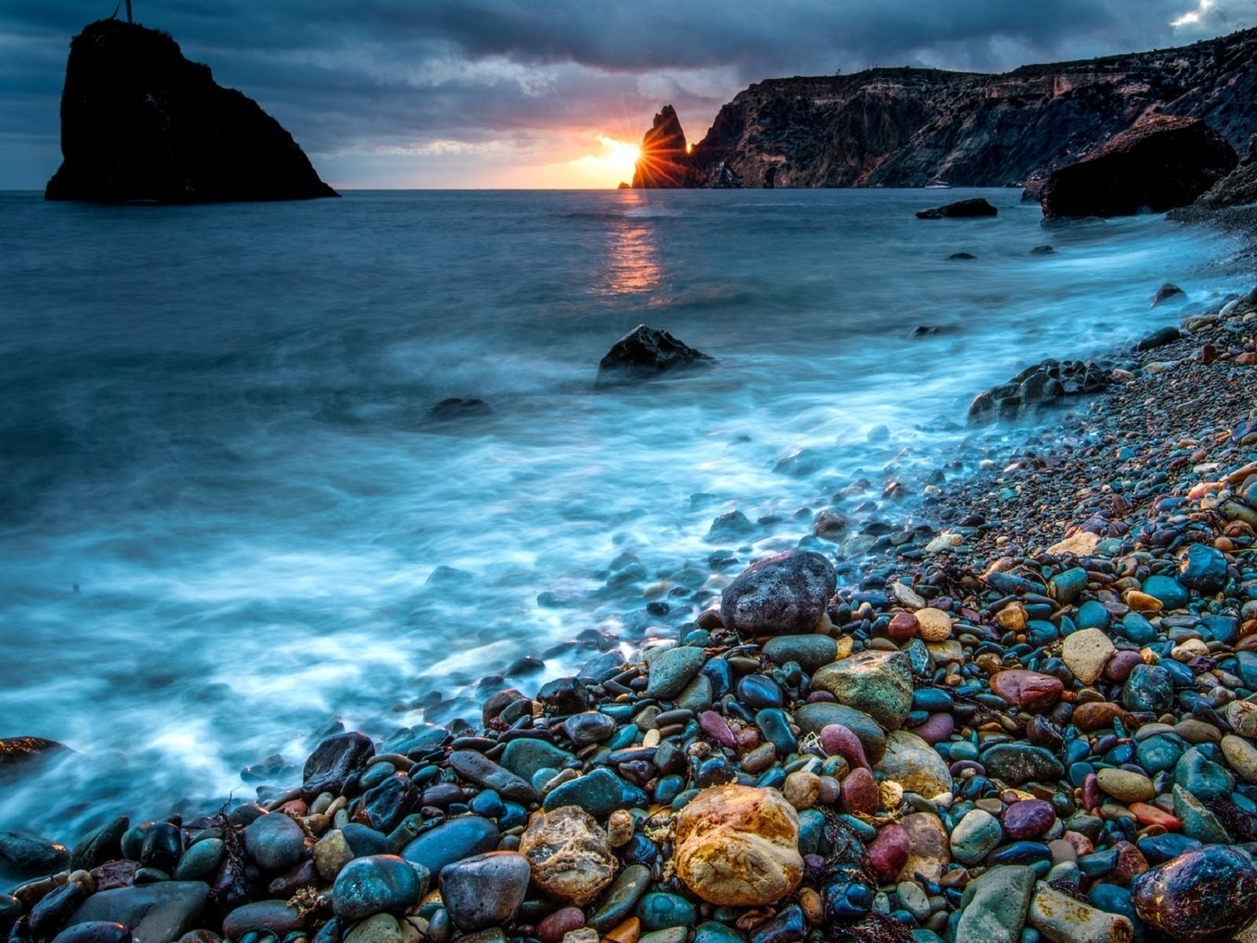 Обои скалы, камни, галька, море, пляж, побережье, крым, alexey suloev, jasper beach, rocks, stones, pebbles, sea, beach, coast, crimea разрешение 1920x1169 Загрузить