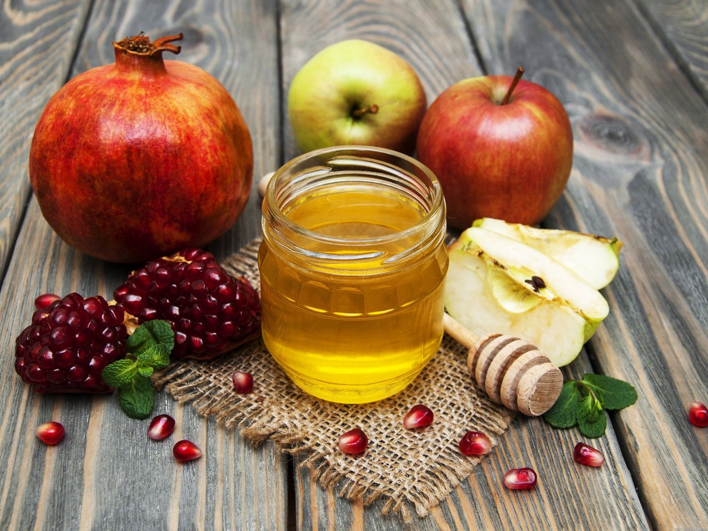 Обои яблоки, мед, банка, натюрморт, гранат, apples, honey, bank, still life, garnet разрешение 2701x1920 Загрузить