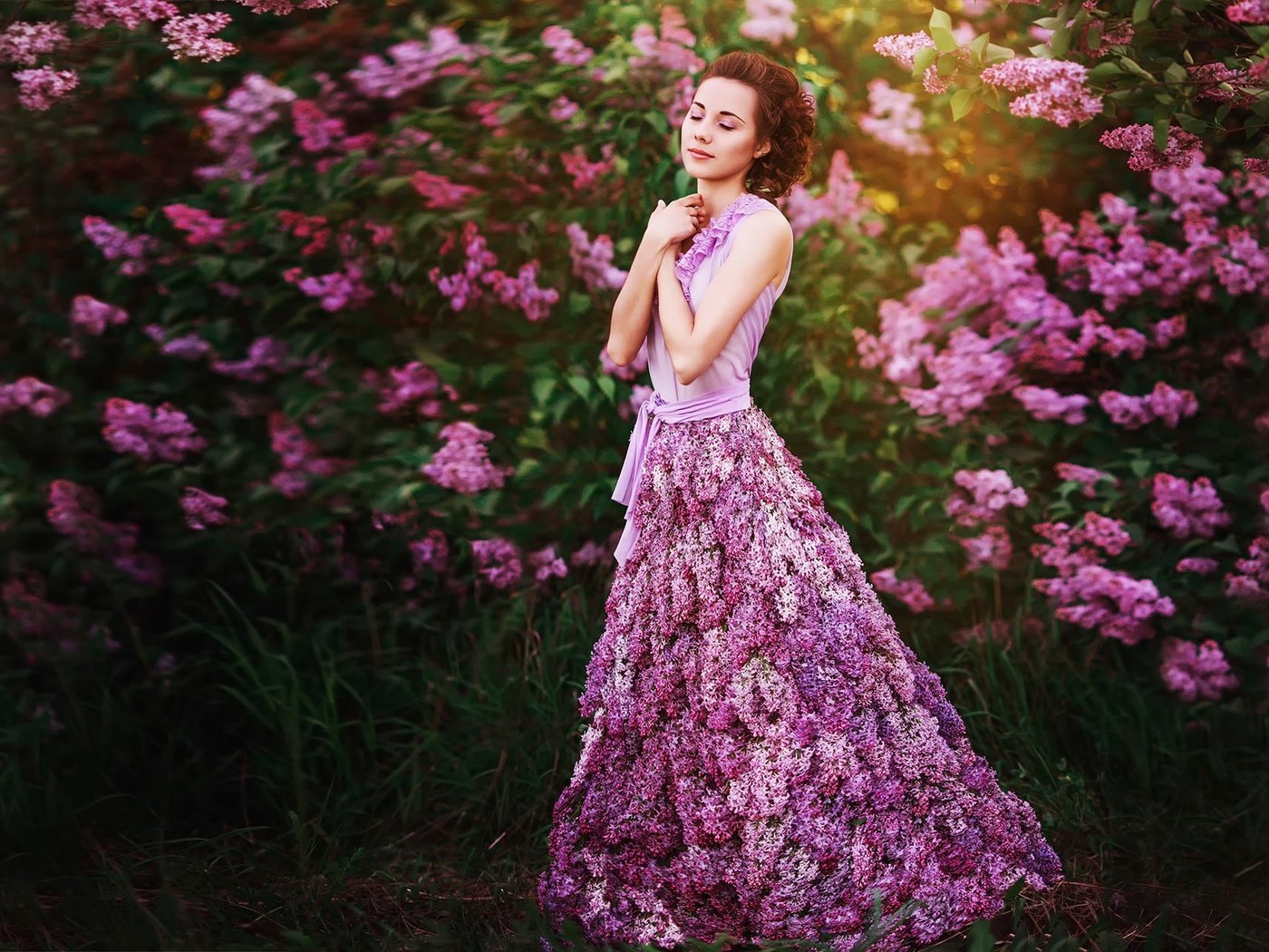 Обои цветы, девушка, платье, весна, сирень, закрытые глаза, lilac dreams, flowers, girl, dress, spring, lilac, closed eyes разрешение 1920x1280 Загрузить