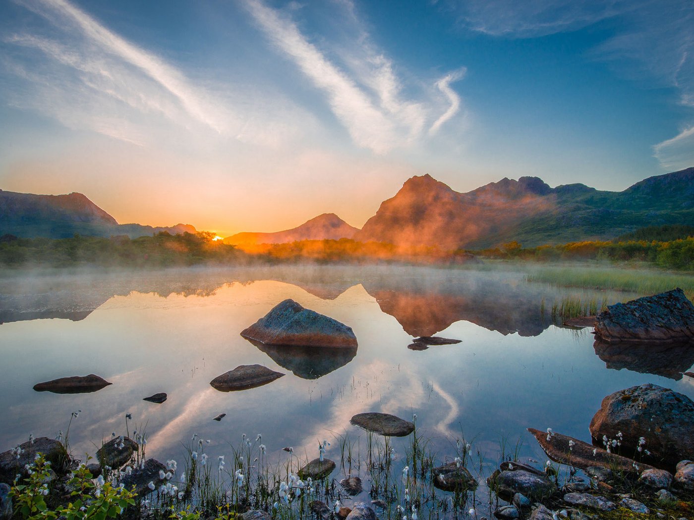 Обои небо, облака, озеро, горы, камни, отражение, the sky, clouds, lake, mountains, stones, reflection разрешение 1920x1200 Загрузить