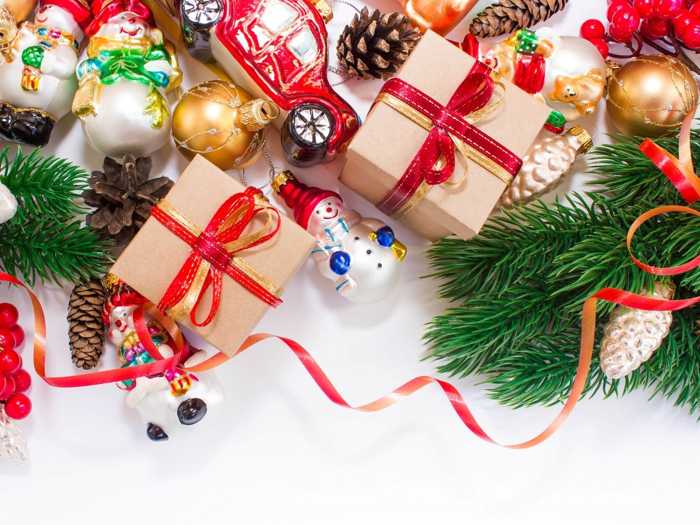 Обои новый год, снеговики, хвоя, елочные игрушки, подарки, машинка, шарики, ленточки, игрушки, рождество, шишки, new year, snowmen, needles, christmas decorations, gifts, machine, balls, ribbons, toys, christmas, bumps разрешение 2880x1800 Загрузить