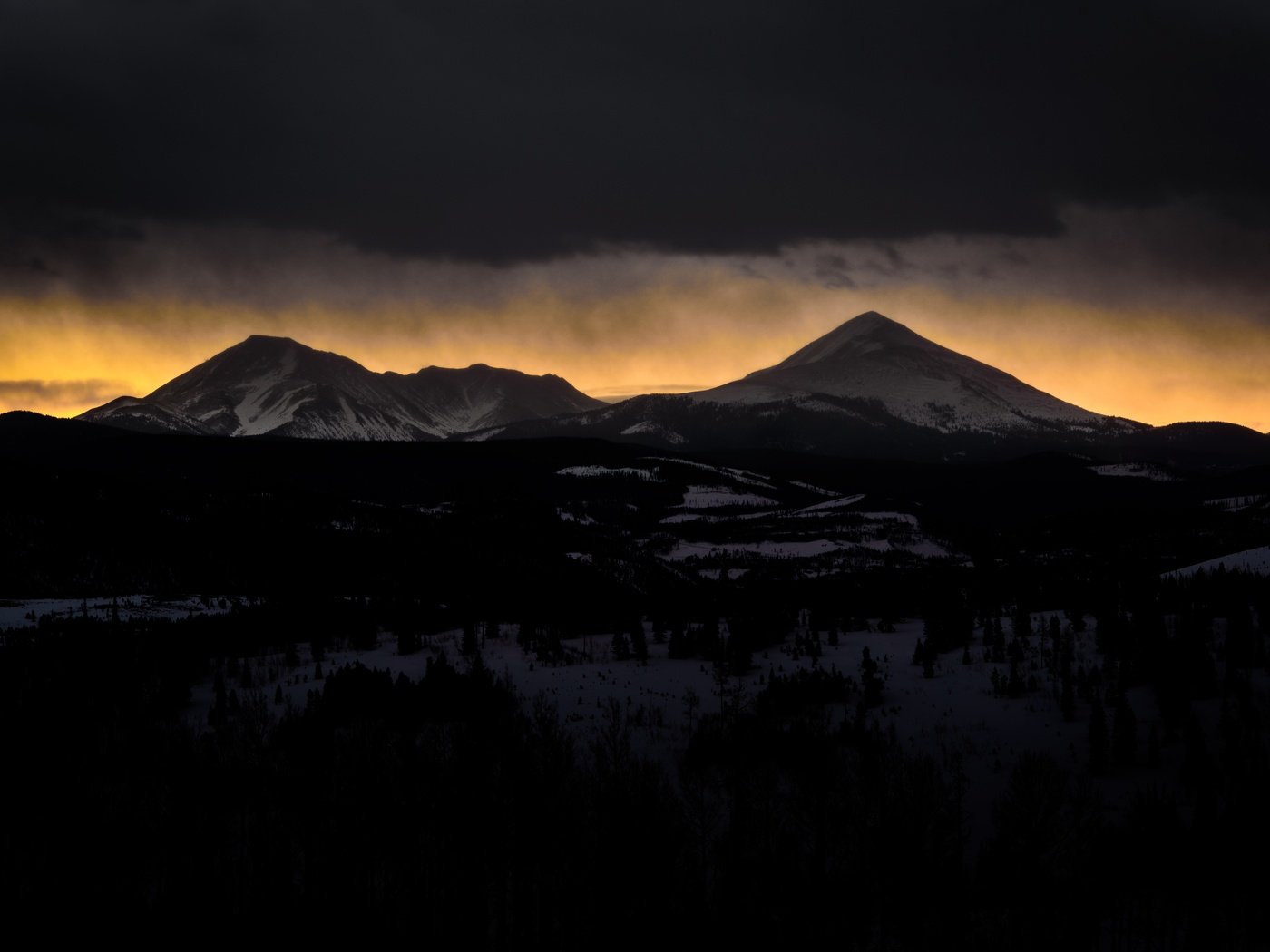 Обои огни, гора, облако, тень, темнота, lights, mountain, cloud, shadow, darkness разрешение 6016x4016 Загрузить