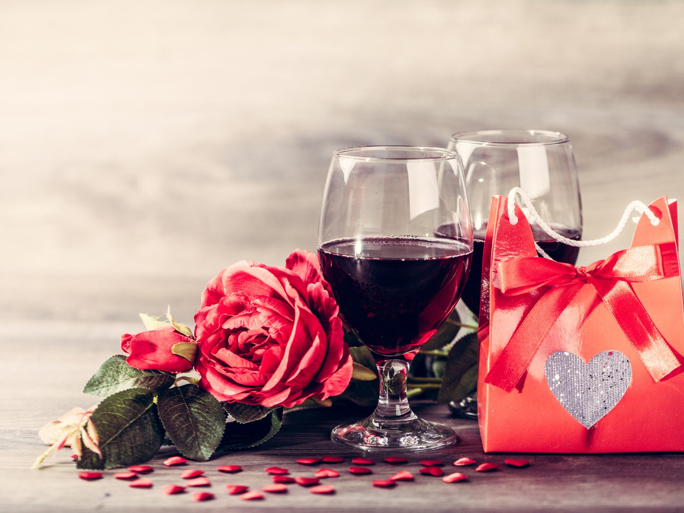 Обои красные розы, розы, любовь, романтика, вино, бокалы, подарок, сердечки, день святого валентина, red roses, roses, love, romance, wine, glasses, gift, hearts, valentine's day разрешение 7020x4680 Загрузить