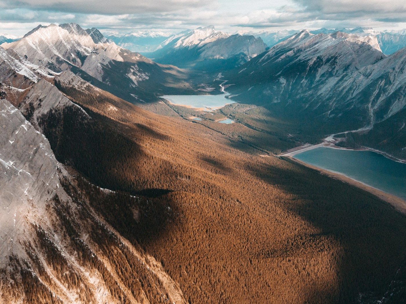 Обои облака, озеро, горы, леса, озёра, долина, clouds, lake, mountains, forest, valley разрешение 1920x1080 Загрузить