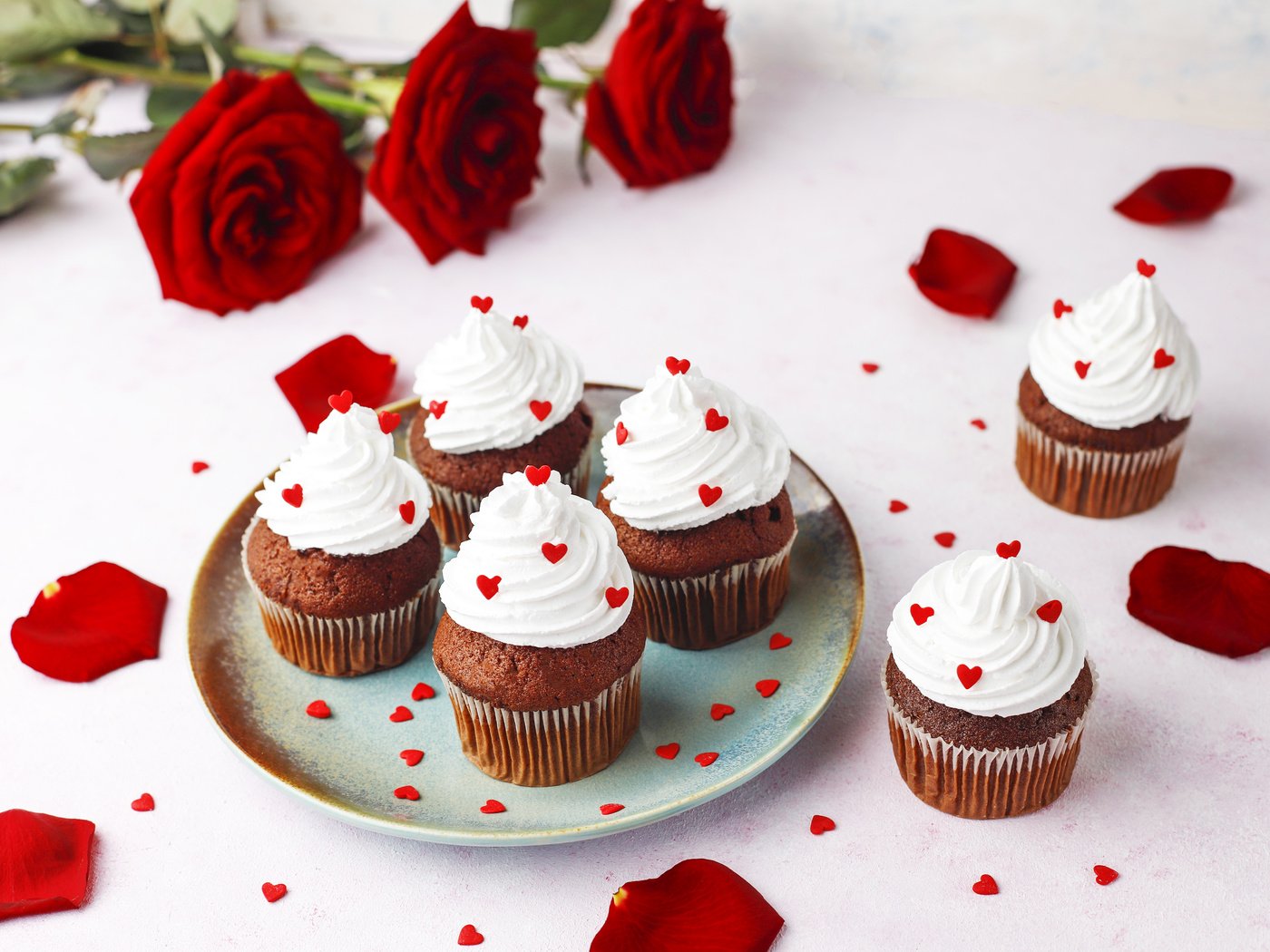 Обои розы, букет, день святого валентина, кексы, roses, bouquet, valentine's day, cupcakes разрешение 6240x4160 Загрузить