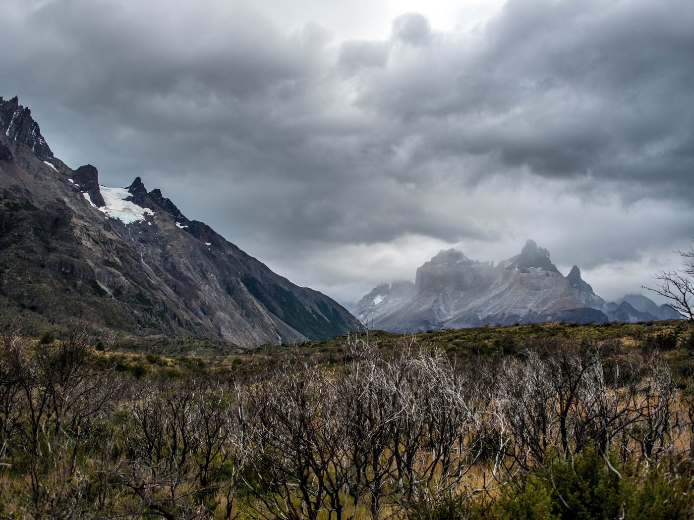 Обои деревья, горы, скалы, природа, тучи, пасмурно, trees, mountains, rocks, nature, clouds, overcast разрешение 5785x3676 Загрузить